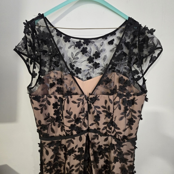 Xscape Black Lined Floral Lace Dress With Black Belt Attached And Heart Neckline - Picture 6 of 8